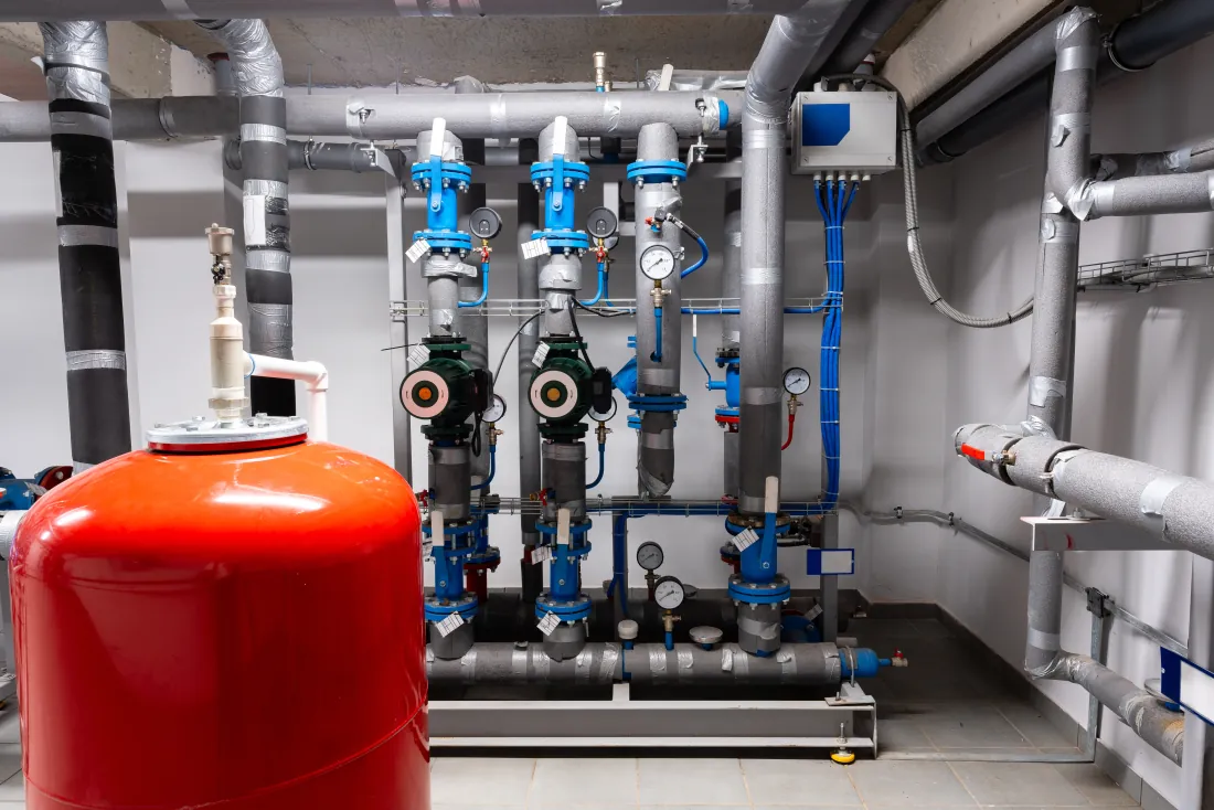 Moderne Heizungsanlage im Technikraum