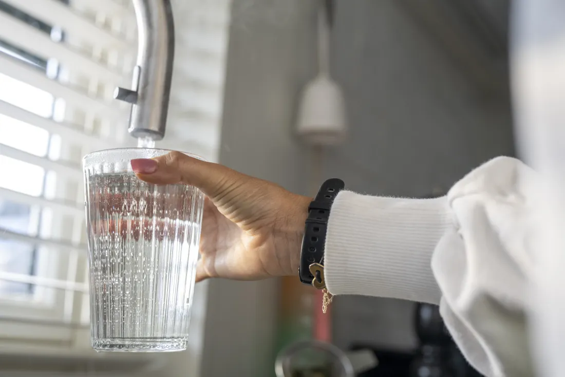 Frisches Leitungswasser wird ins Glas gefüllt